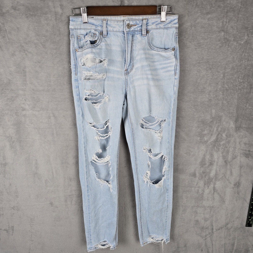 American Eagle Strigid Mom Jeans Light Wash Distressed Ripped Size 2 Regular